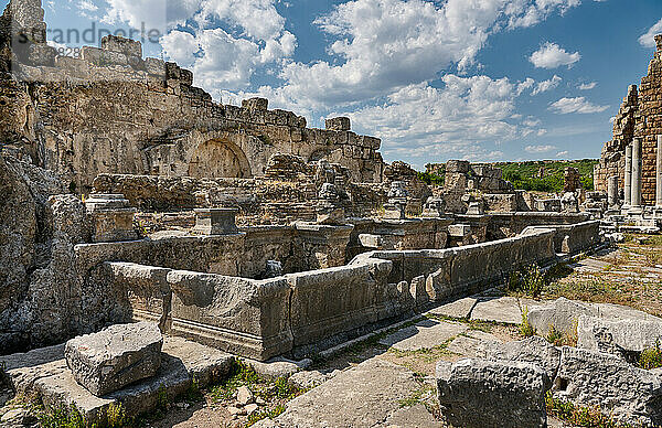 Nymphaneum - the fountain of Nymphs an den suedlichen Thermen  Ruinen der roemischen Stadt Perge  Antalya  Türkei |Nymphaneum - the fountain of Nymphs at south bath  ruins of the Roman city of Perge  Antalya  Turkey|