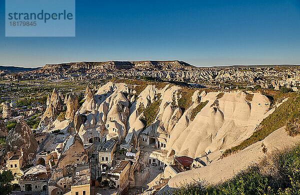 Blick von oben auf das Dorf Göreme  Kappadokien  Anatolien  Tuerkei |view on village of Goreme from above  Cappadocia  Anatolia  Turkey|