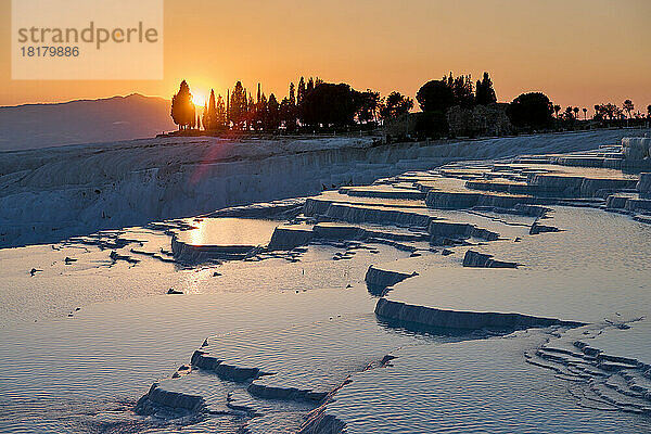 Sonnenuntergang hinter Kalksinterterrassen von Pamukkale  Denizli  Tuerkei |sunset behind Pamukkale travertine terraces  Denizli  Turkey|