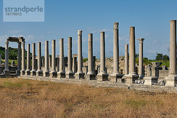 Agora von Perge  Ruinen der roemischen Stadt Perge  Antalya  Türkei |Agora of Perge  ruins of the Roman city of Perge  Antalya  Turkey|
