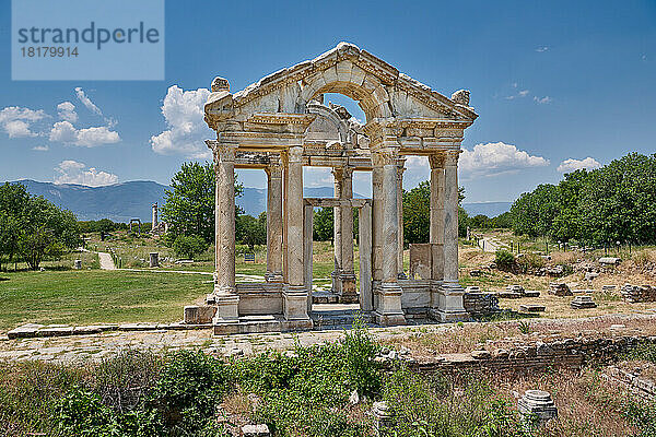 Tetrapylon in Aphrodisias Ancient City  Denizli  Tuerkei |Tetrapylon in Aphrodisias Ancient City  Denizli  Turkey|