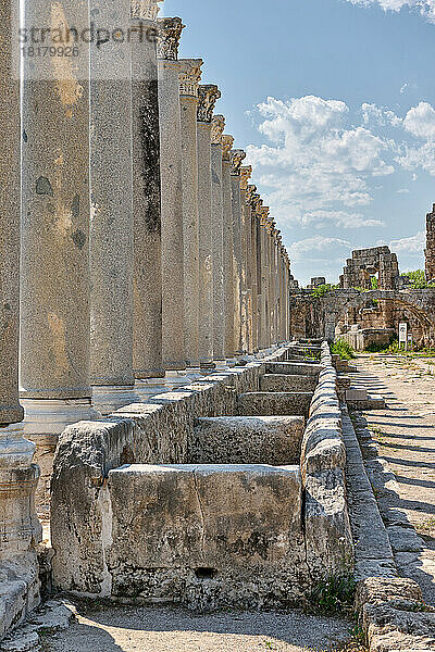 Saeulen der westlichen Kolonnadenstrasse in Ruinen der roemischen Stadt Perge  Antalya  Türkei |columns of western collonnaded street ruins of the Roman city of Perge  Antalya  Turkey|