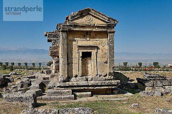 Graeberfeld in Nördlicher Nekropole des grieschieschen Hierapolis Pamukkale Archeological Site  Pamukkale  Denizli  Tuerkei |nothern necropolis in Greek Hierapolis Pamukkale Archeological Site  Pamukkale  Denizli  Turkey|