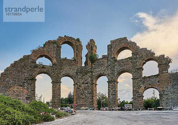 Roemisches Aquaedukt von Aspendos  Aspendos Ancient City  Antalya  Tuerkei |Roman aqueduct of Aspendos  Aspendos Ancient City  Antalya  Turkey|