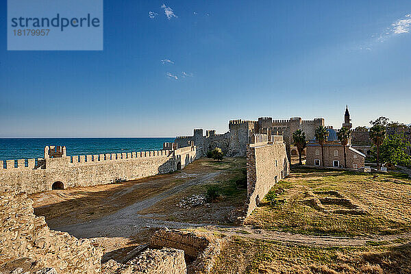 Mamure Kalesi mittelalterliche Burg  Anamur  Tuerkei |Mamure Castle medieval castle  Anamur  Turkey|