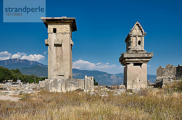 Sarkophagpfeiler und Harpyienmonument genanntes Pfeilergrab  Sarkophag in Xanthos  Tuerkei |Harpy monument and Lycian tomb in ruins of ancient city Xanthos  Turkey|