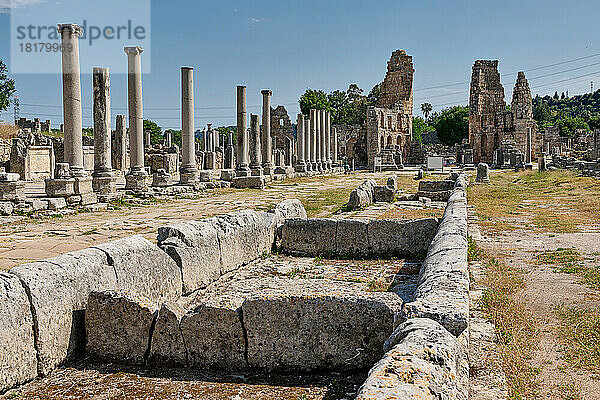 Saeulen der Kolonnadenstrasse in Ruinen der roemischen Stadt Perge  Antalya  Türkei |columns of collonnaded street ruins of the Roman city of Perge  Antalya  Turkey|