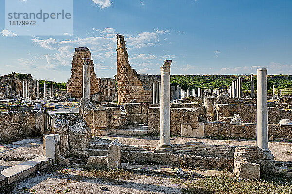 Hellenistisches Stadttor von Perge  Ruinen der roemischen Stadt Perge  Antalya  Türkei |Hellenistic Gate of Perge  ruins of the Roman city of Perge  Antalya  Turkey|