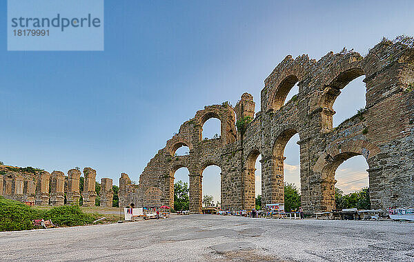 Roemisches Aquaedukt von Aspendos  Aspendos Ancient City  Antalya  Tuerkei |Roman aqueduct of Aspendos  Aspendos Ancient City  Antalya  Turkey|