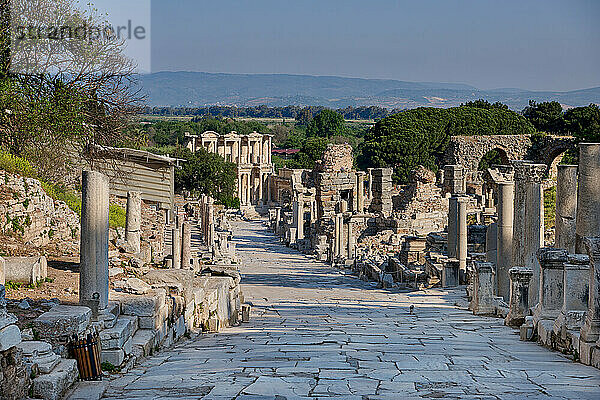 die Kurtenstrasse in Ephesus Archaeological Site  Selcuk  Tuerkei |Curetes street in Ephesus Archaeological Site  Selcuk  Turkey|