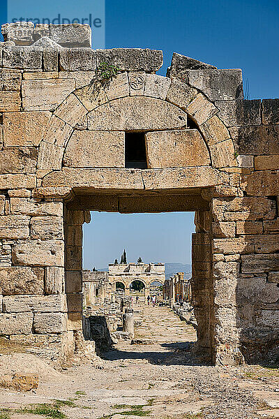 byzantinisches Tor im grieschiesche Hierapolis Pamukkale Archeological Site  Pamukkale  Denizli  Tuerkei |Byzantine gate in Greek Hierapolis Pamukkale Archeological Site  Pamukkale  Denizli  Turkey|