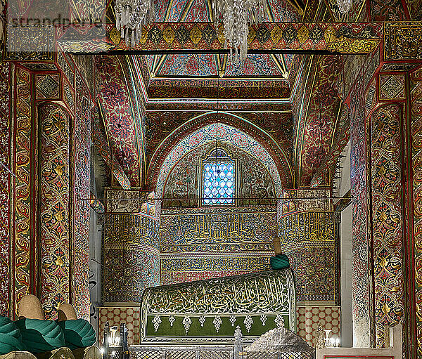 Innenaufnahme des Mausoleum und Museum des Mevlana Rumi  Hazreti Mevlana  Konya  Tuerkei |inside shot of Mausoleum and museum of Mevlana Rumi  Hazreti Mevlana  Konya  Turkey|