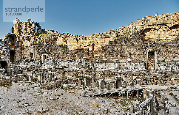 Theater von Perge  Ruinen der roemischen Stadt Perge  Antalya  Türkei |theatre of Perge  ruins of the Roman city of Perge  Antalya  Turkey|