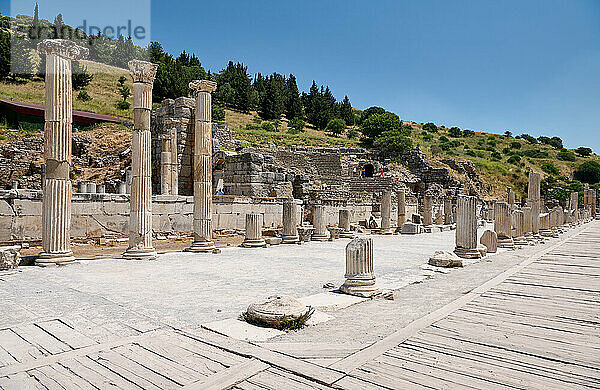Saeulenstrasse an oberer Agora von Ephesos  Ephesus Archaeological Site  Selcuk  Tuerkei |collonnaded street at upper Agora  Ephesus Archaeological Site  Selcuk  Turkey|