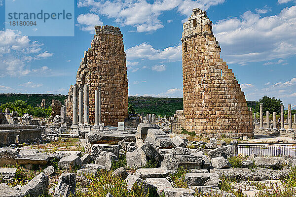 Hellenistisches Stadttor von Perge  Ruinen der roemischen Stadt Perge  Antalya  Türkei |Hellenistic Gate of Perge  ruins of the Roman city of Perge  Antalya  Turkey|