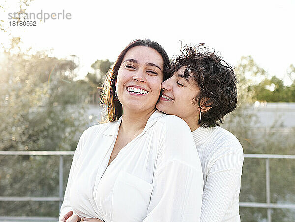 Romantisches lesbisches Paar in weißer Kleidung  das es gemeinsam genießt