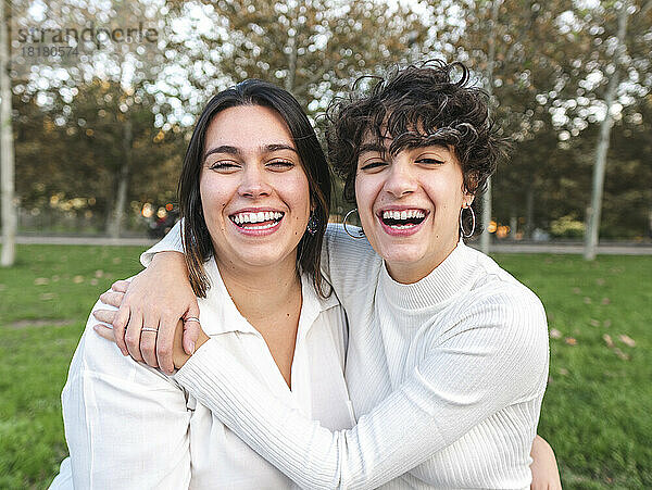 Junge glückliche lesbische Frauen vergnügen sich miteinander im Park