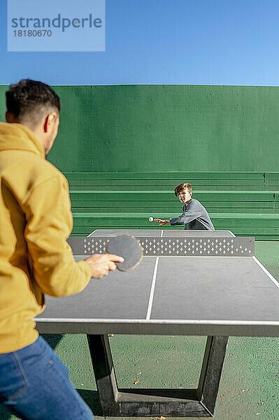 Vater und Sohn spielen Tischtennis