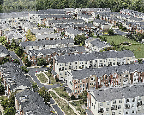 USA  Virginia  Leesburg  Luftaufnahme von Vorstadthäusern und -wohnungen