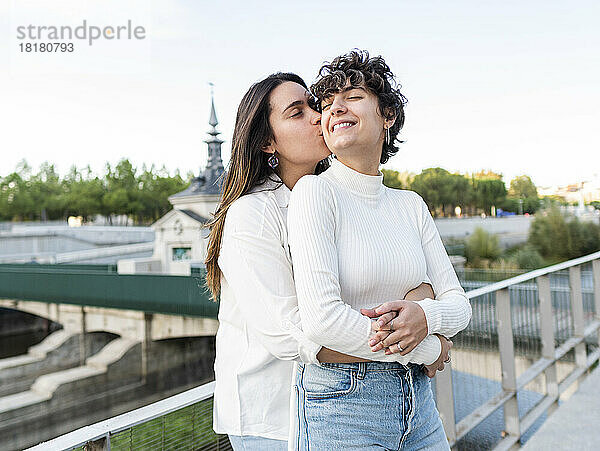 Romantische Frau küsst und umarmt lesbische Freundin