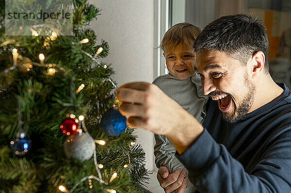 Glücklicher Vater mit Sohn beim Betrachten der Weihnachtsdekoration