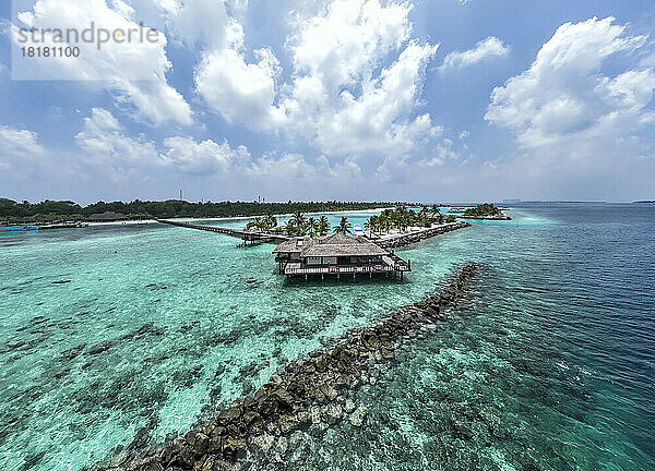 Malediven  Kaafu-Atoll  Luftaufnahme eines Resort-Bungalows auf der Insel Lankanfushi