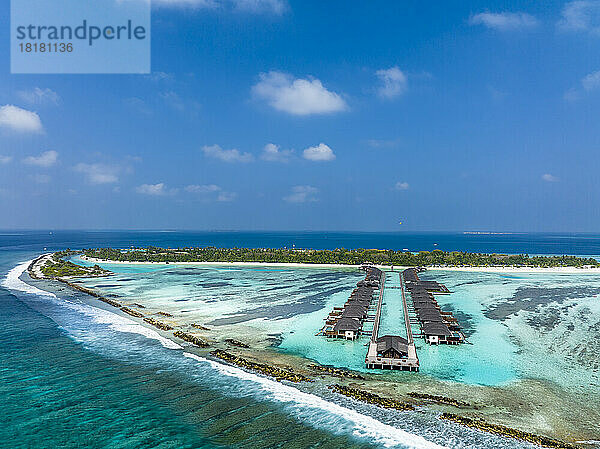 Malediven  Kaafu-Atoll  Luftaufnahme eines Touristenresorts auf der Insel Lankanfushi