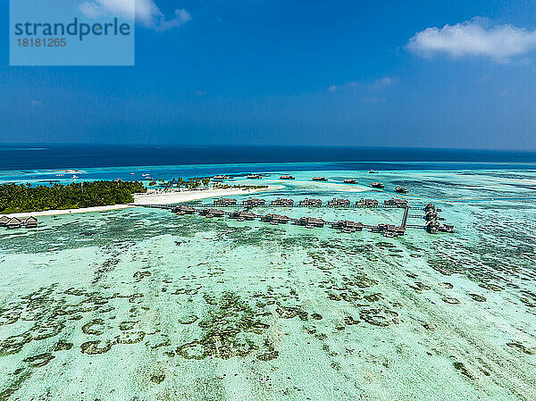 Malediven  Kaafu-Atoll  Luftaufnahme von Resort-Bungalows auf der Insel Lankanfushi