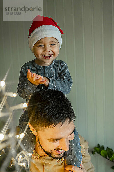 Glücklicher Sohn und Vater zu Weihnachten zu Hause