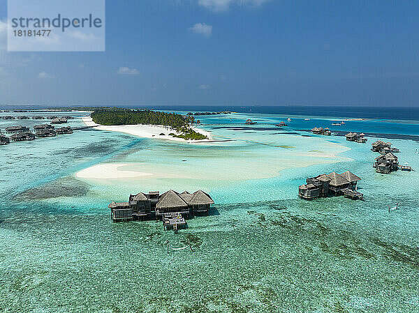 Malediven  Kaafu-Atoll  Luftaufnahme von Resort-Bungalows auf der Insel Lankanfushi