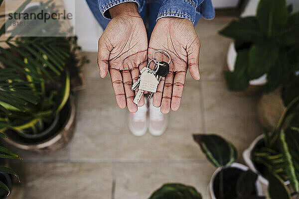 Hände einer Frau mit Hausschlüsseln