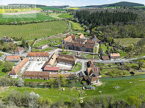 Deutschland  Baden-Württemberg  Wertheim  Luftaufnahme des Klosters Bronnbach und der umliegenden Landschaft