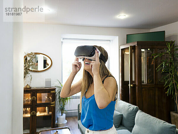 Glückliche junge Frau mit VR-Brille
