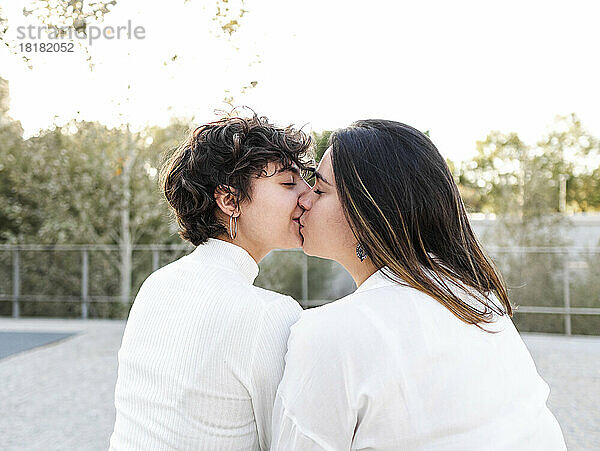 Liebevolles lesbisches Paar mit geschlossenen Augen  das sich auf den Mund küsst