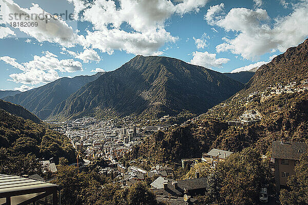Andorra  Andorra la Vella  Blick auf die Stadt in den Pyrenäen