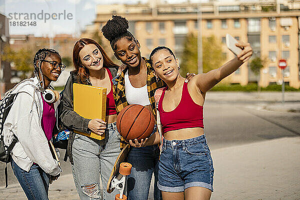 Junge Freunde machen Selfie mit dem Smartphone auf dem Campus