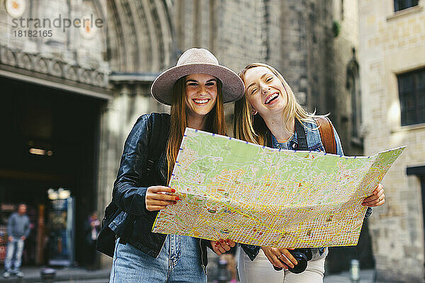 Spanien  Barcelona  ??zwei glückliche junge Frauen  die Karte lesen
