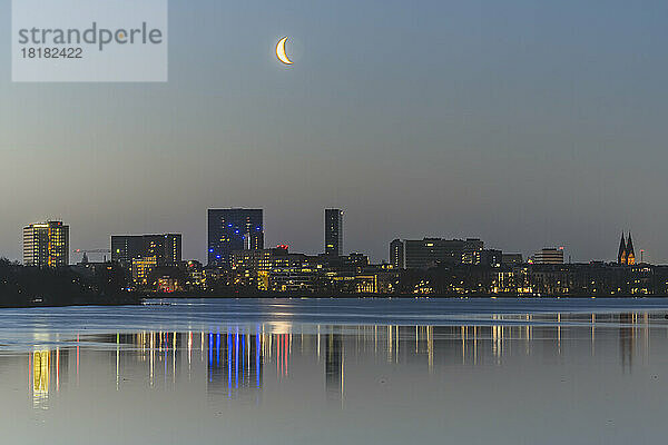 Deutschland  Hamburg  Mond geht über der Außenalster auf  im Hintergrund die Skyline der Stadt