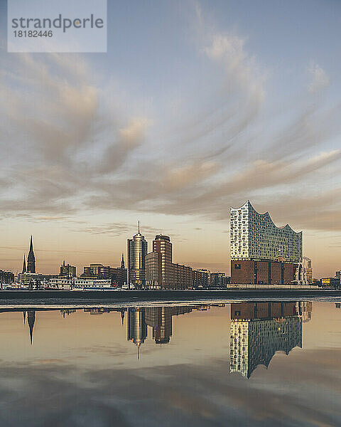Deutschland  Hamburg  Elbphilharmonie spiegelt sich in der Abenddämmerung in der Elbe