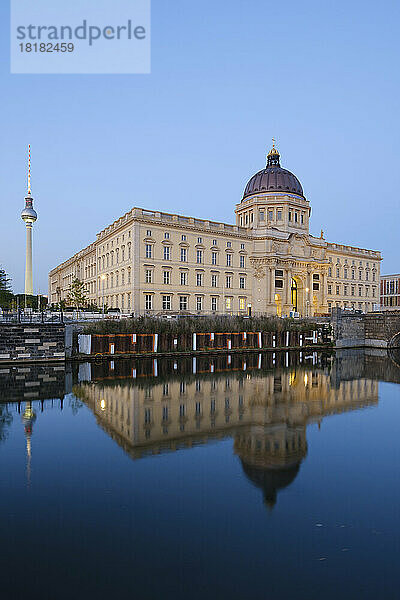 Deutschland  Berlin  Berliner Schloss spiegelt sich in der Abenddämmerung in der Spree