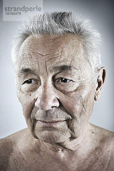 Porträt eines älteren Mannes  der wegschaut