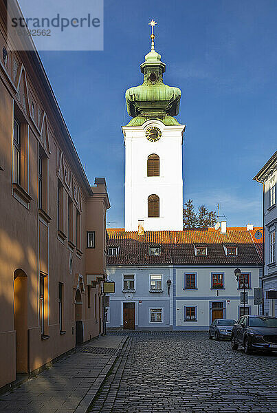Tschechische Republik  Südböhmische Region  Ceske Budejovice  Altstadtstraße vor der Kirche der Darstellung der Heiligen Jungfrau Maria