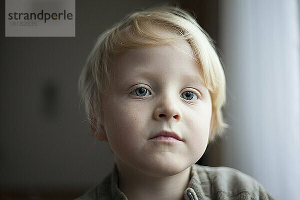 Porträt eines blonden kleinen Jungen