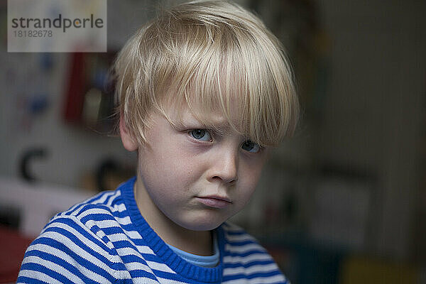 Porträt eines wütenden kleinen Jungen