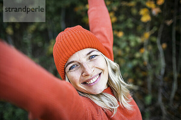 Reife Frau mit blauen Augen genießt das Wochenende