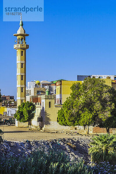 Ägypten  Gouvernement Assuan  Assuan  Minarett der Stadt und umliegende Gebäude