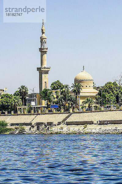 Ägypten  Gouvernement Luxor  Luxor  Ufer des Nils mit Stadtminarett im Hintergrund