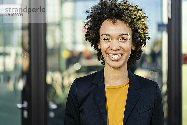 Glückliche Geschäftsfrau mit Afro-Frisur