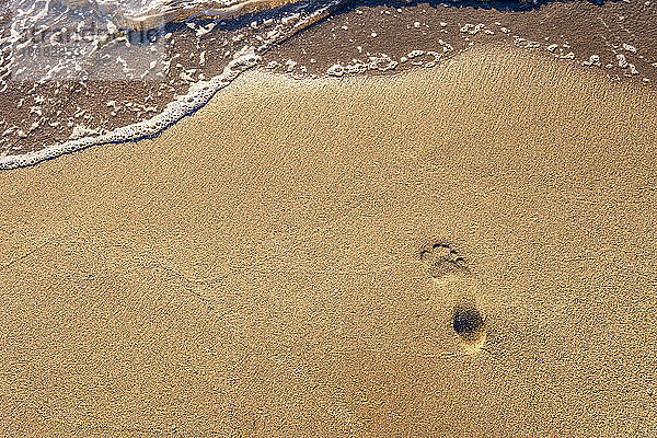 Einzelner Fußabdruck im Strandsand