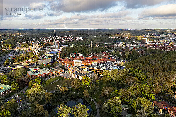 Schweden  Kreis Vastra Gotaland  Göteborg  Luftaufnahme des Stadtteils Johanneberg mit dem Vergnügungspark Liseberg im Hintergrund